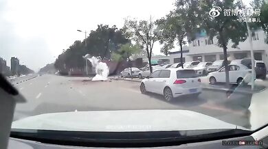 Výbuch v Číně vyhodil kanalizační poklopy do vzduchu