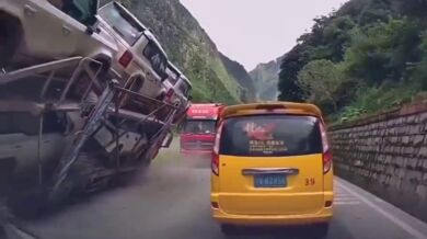 Naložený kamion téměř rozdrtí auto