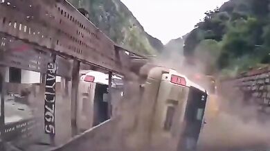 Naložený kamion téměř rozdrtí auto