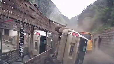 Naložený kamion téměř rozdrtí auto