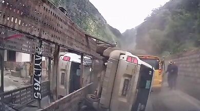 Naložený kamion téměř rozdrtí auto