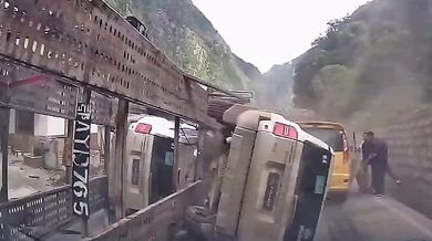 Naložený kamion téměř rozdrtí auto