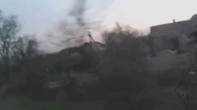 Ruské bojové vozidlo BTR-82a pod útokem dronu