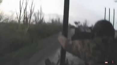 Ruské bojové vozidlo BTR-82a pod útokem dronu