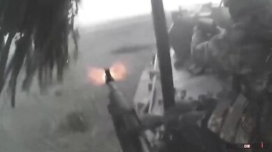 Ruské bojové vozidlo BTR-82a pod útokem dronu