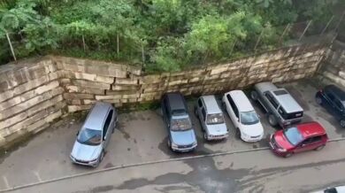Zeď se kvůli dešti zřítila na auta