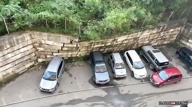 Zeď se kvůli dešti zřítila na auta