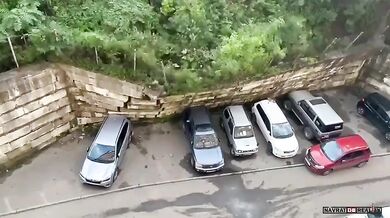 Zeď se kvůli dešti zřítila na auta