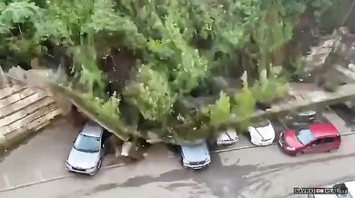 Zeď se kvůli dešti zřítila na auta