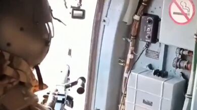 Sestřelení kamikaze dronu palbou z kulometu na palubě Mi-8
