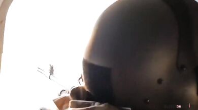 Sestřelení kamikaze dronu palbou z kulometu na palubě Mi-8