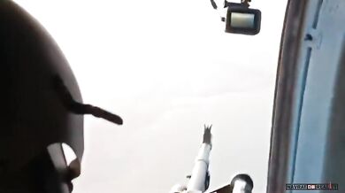 Sestřelení kamikaze dronu palbou z kulometu na palubě Mi-8