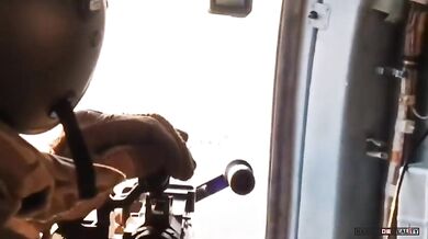 Sestřelení kamikaze dronu palbou z kulometu na palubě Mi-8