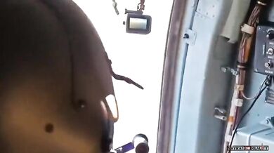 Sestřelení kamikaze dronu palbou z kulometu na palubě Mi-8