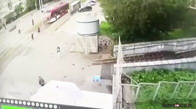 Auto v Permu vyletělo ze silnice na schodiště