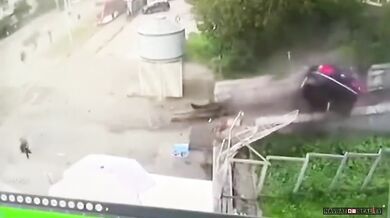 Auto v Permu vyletělo ze silnice na schodiště