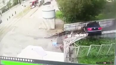 Auto v Permu vyletělo ze silnice na schodiště