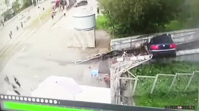 Auto v Permu vyletělo ze silnice na schodiště