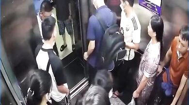 Porucha výtahu málem stála muže život