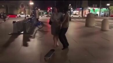 Skejťák vs. chodkyně