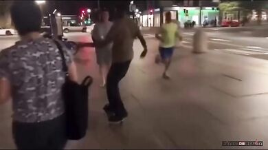 Skejťák vs. chodkyně