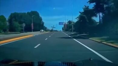 Malé letadlo nouzově přistálo na dálnici v Číně