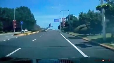 Malé letadlo nouzově přistálo na dálnici v Číně