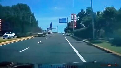 Malé letadlo nouzově přistálo na dálnici v Číně