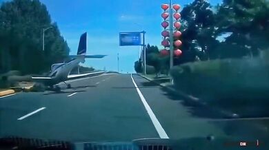 Malé letadlo nouzově přistálo na dálnici v Číně