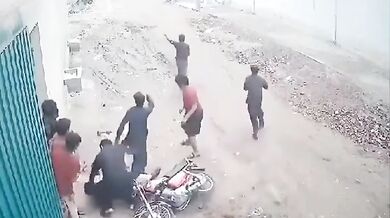 Okamžitá pouliční spravedlnost pro zloděje motocyklů