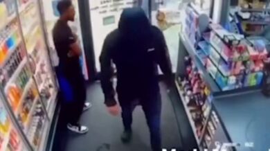 Útočník se zapálil při pokusu o žhářství