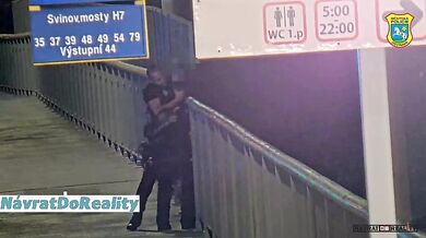 Strážníci zachránili mladou ženu před skokem ze Svinovských mostů