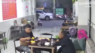 Nečekaný pád sloupu elektrického vedení