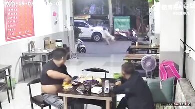 Nečekaný pád sloupu elektrického vedení