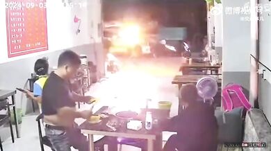 Nečekaný pád sloupu elektrického vedení