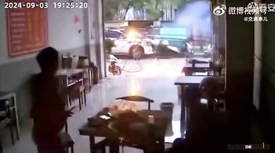 Nečekaný pád sloupu elektrického vedení