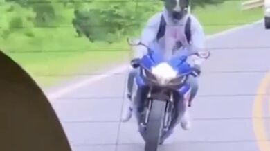 Nevydařené wheelie na mašině