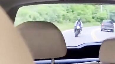 Nevydařené wheelie na mašině