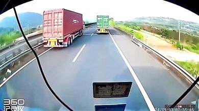 Nehoda na dálnici: Vymrštěný kontejner málem způsobil závažnější nehodu