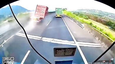 Nehoda na dálnici: Vymrštěný kontejner málem způsobil závažnější nehodu