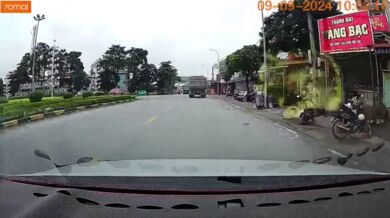 Super tajfun Yagi zničil most ve Vietnamu: Auta padala do řeky