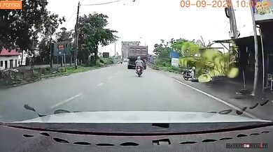 Super tajfun Yagi zničil most ve Vietnamu: Auta padala do řeky