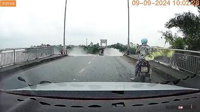 Super tajfun Yagi zničil most ve Vietnamu: Auta padala do řeky