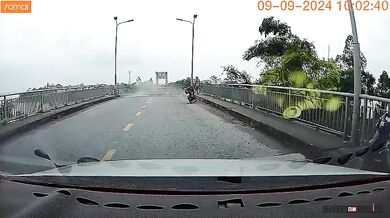 Super tajfun Yagi zničil most ve Vietnamu: Auta padala do řeky