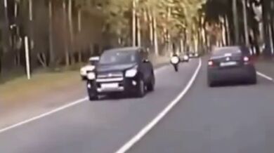 Ztracené kolo sejmulo motorkáře