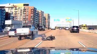 Motorkář se při předjíždění nezvládl vyhnout SUVčku