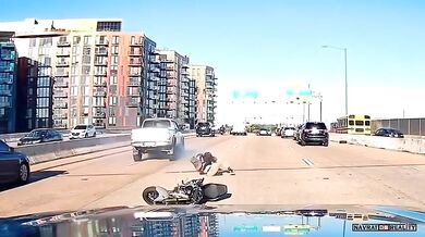 Motorkář se při předjíždění nezvládl vyhnout SUVčku