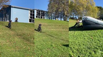 Starší muž si chtěl vyzkoušet skok na kole pomocí rampy