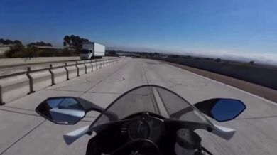 Bláznivá jízda na motorce v dopravní zácpě