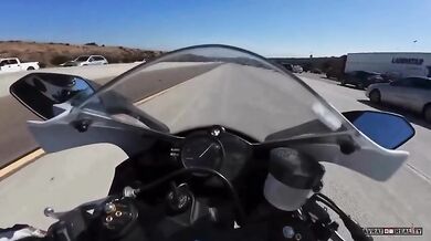 Bláznivá jízda na motorce v dopravní zácpě